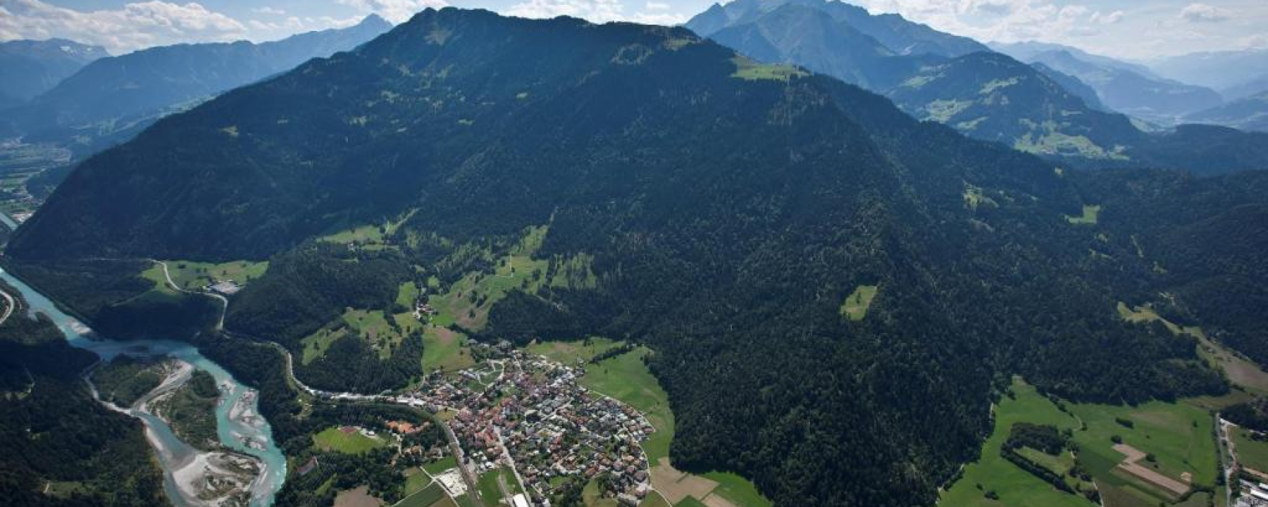 Blick auf Rhäzüns mit der Rhäzünser Alp oberhalb