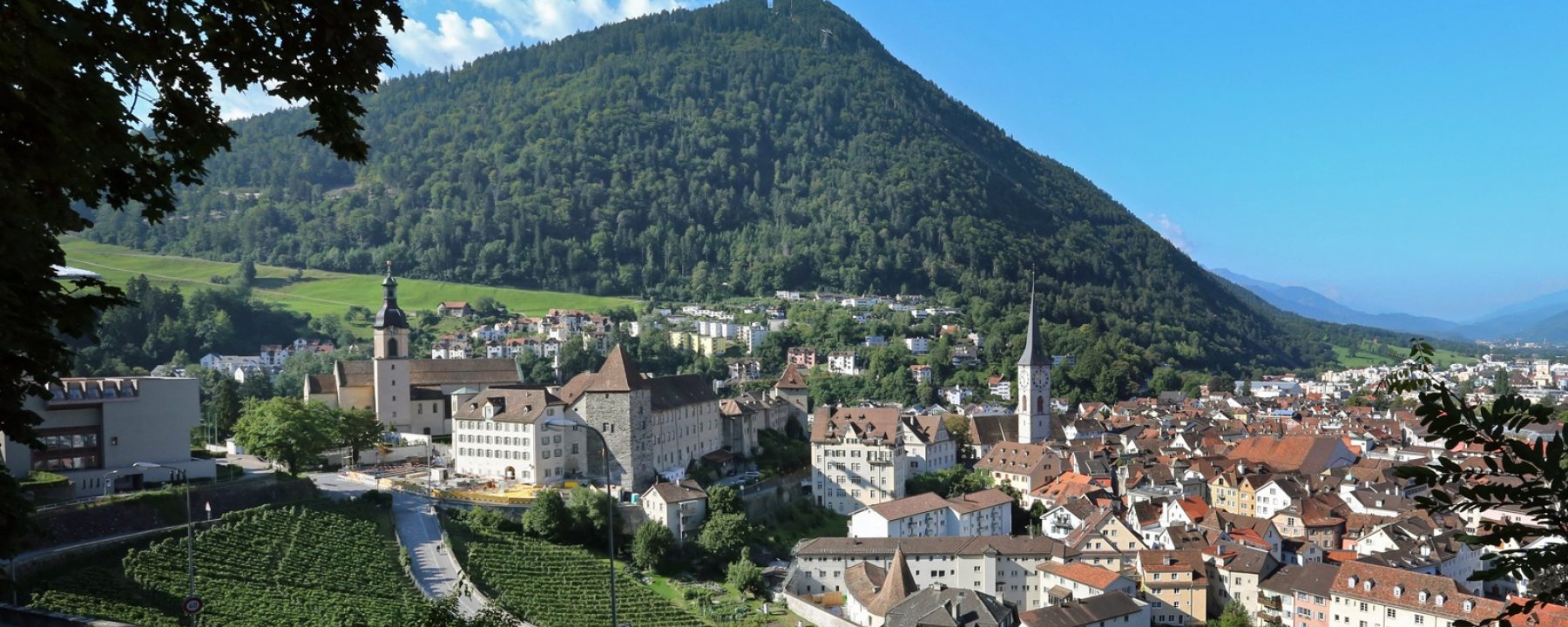 Churer Altstadt mit Hausberg Brambrüesch im Hintergrund