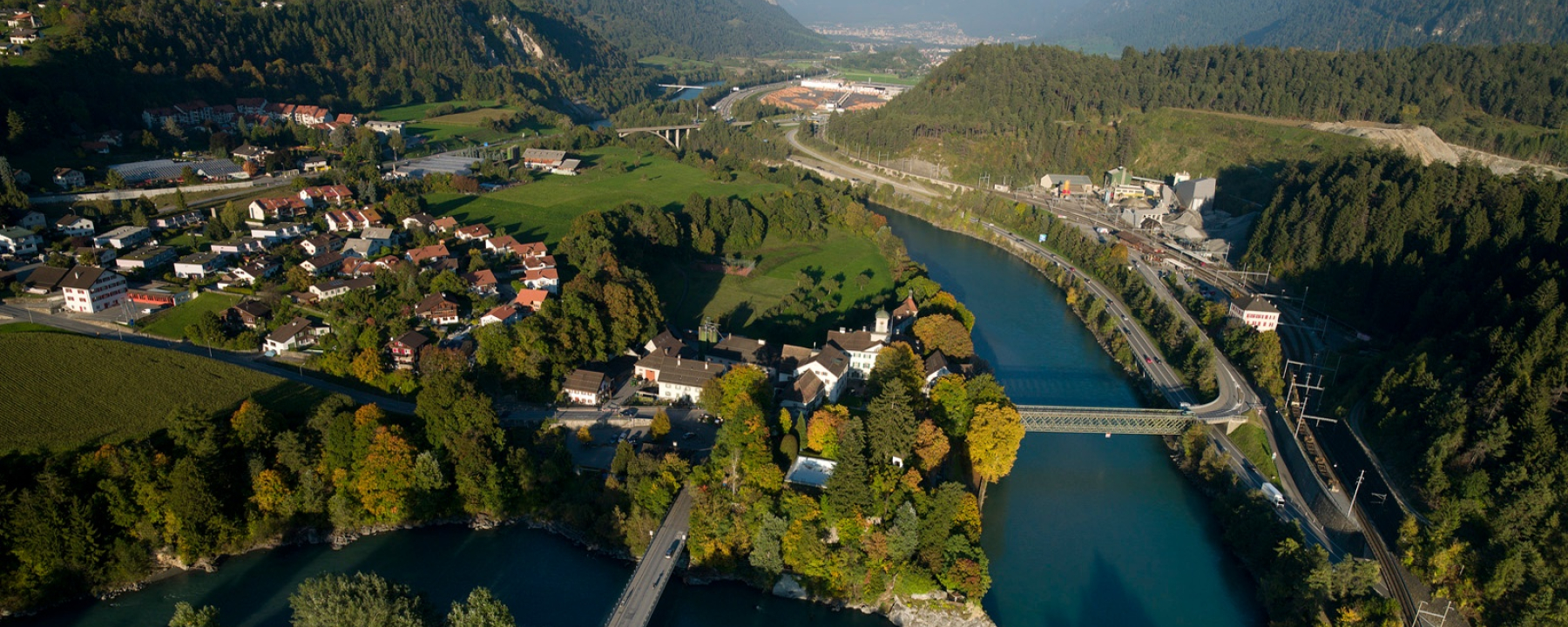 Blick auf Reichenau-Tamins und das Churer Rheintal