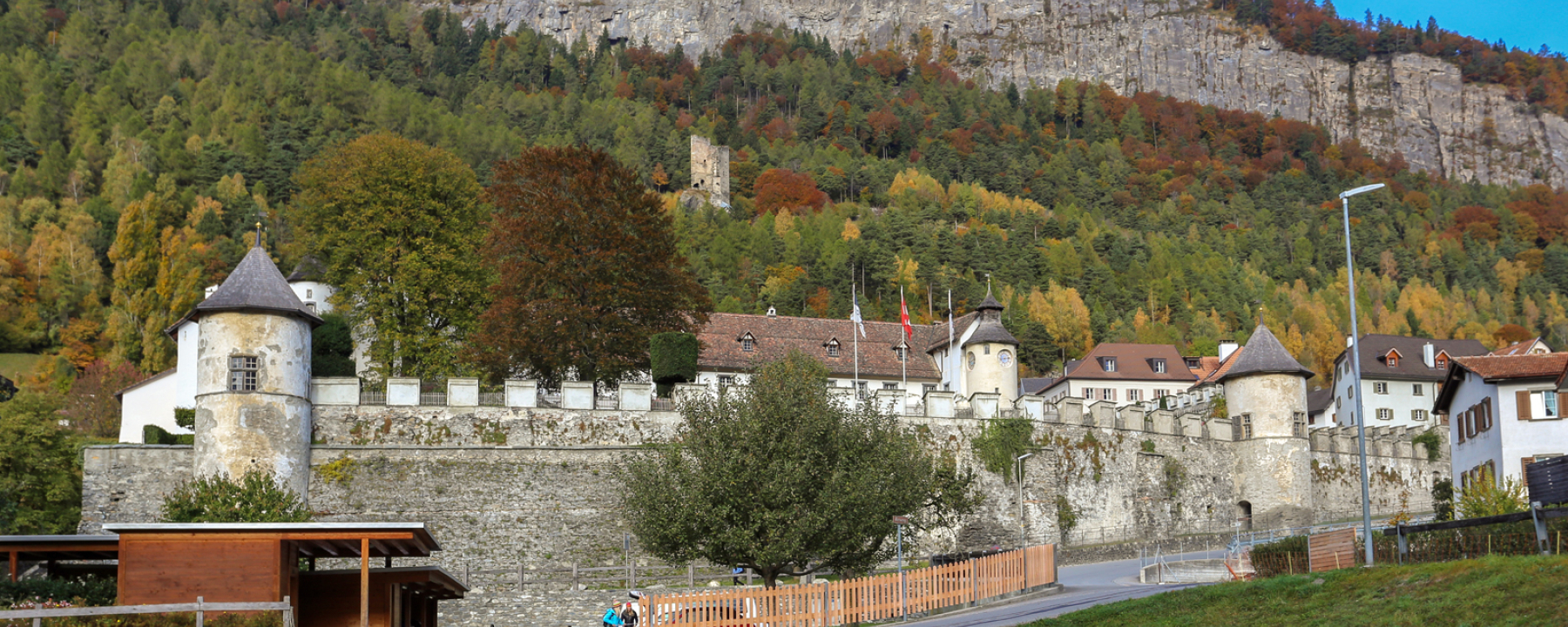 Haldenstein mit Schloss und Ruine im Hintergrund