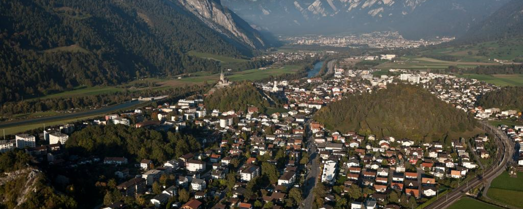 Domat/Ems mit Tumas und Blick ins Rheintal bis Chur