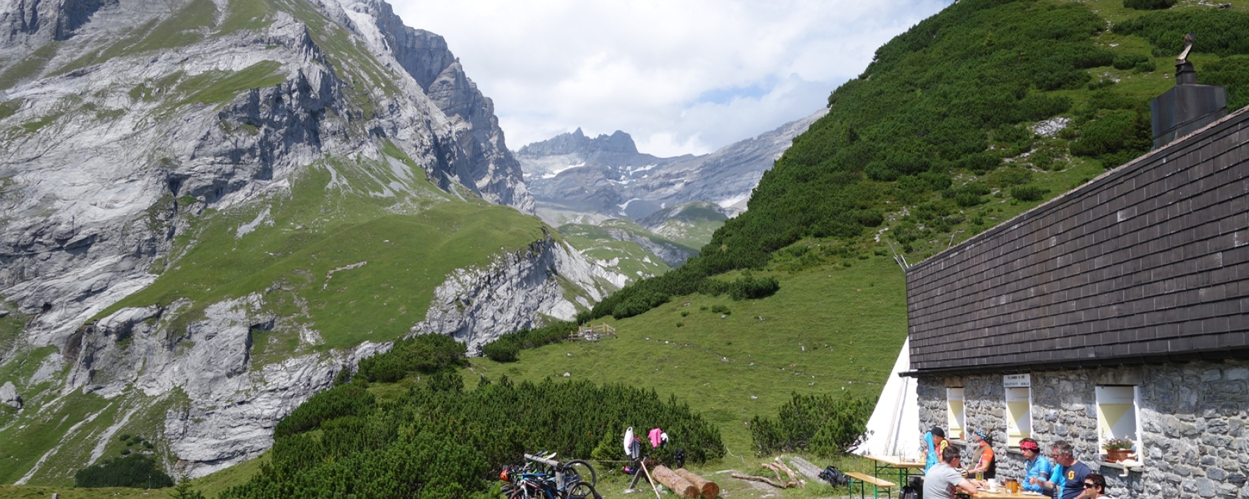 Ringelspitzhütte mit Blick zum Ringelspitz Gipfel