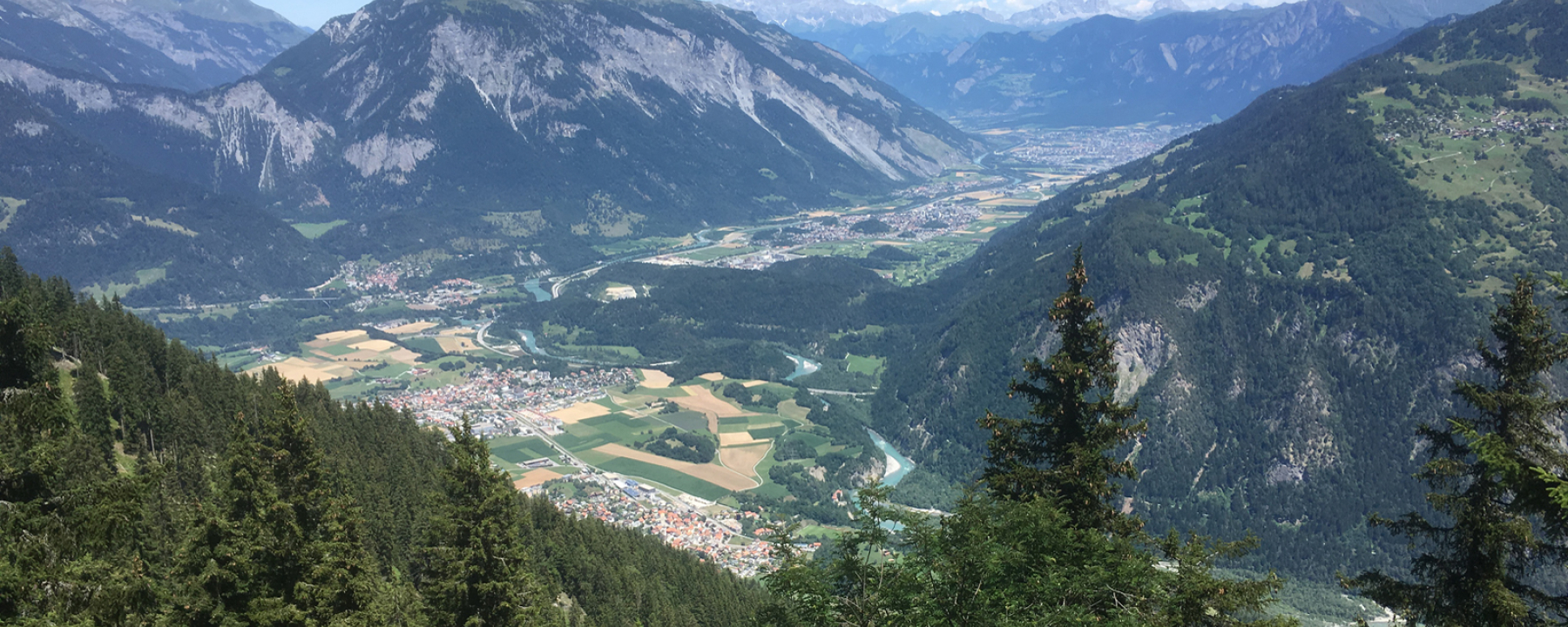 Ausblick von der Rhäzünser Alp ins Churer Rheintal und auf den Calanda