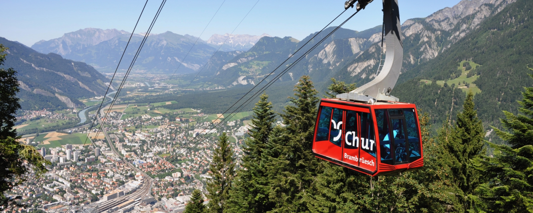 Chur Bergbahnen im Sommer mit Blick zur Stadt Chur und ins Rheintal