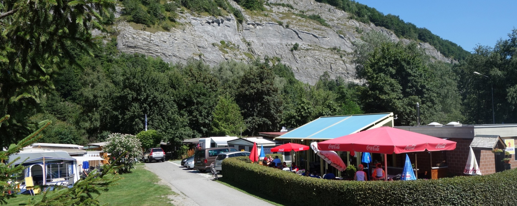 Empfang mit Restaurant und Shop