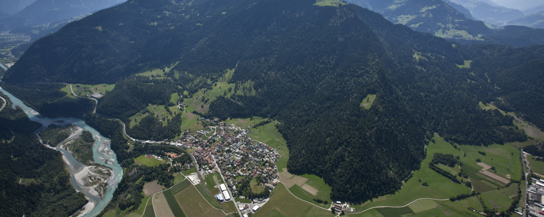 Rhäzüns mit dem Hinterrhein