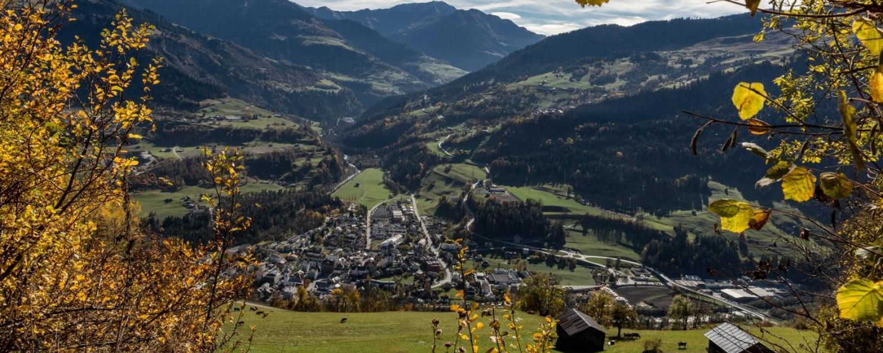 Stadt Ilanz und Surselva im Sommer