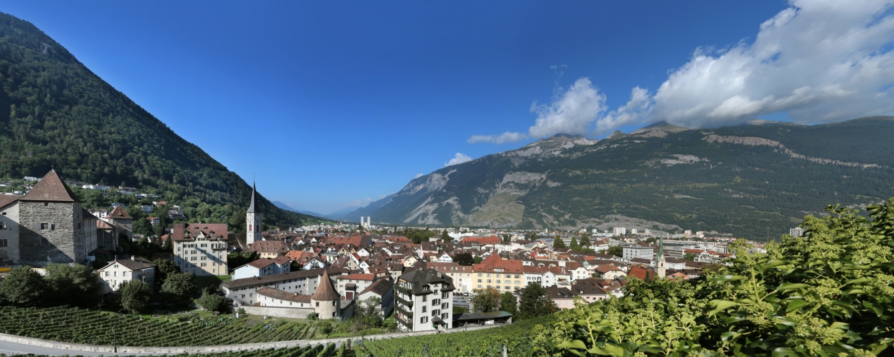 Alpenstadt Chur mit den Hausbergen Brambrüesch (links) und Calanda (rechts)