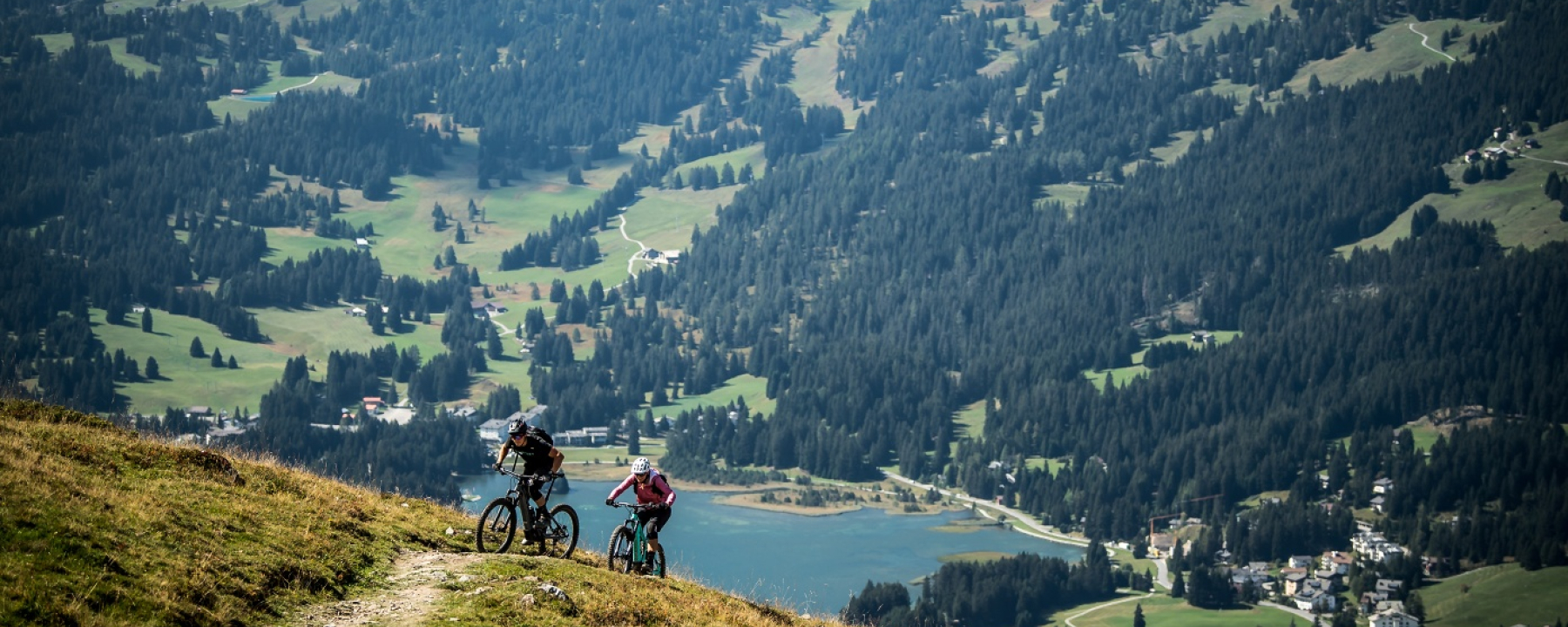 Höhenweg über Lenzerheide mit Blick auf den Heidsee