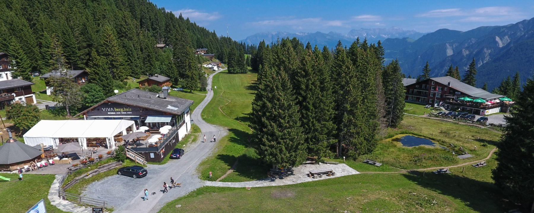 Brambrüesch im Sommer von oben mit Bergrestaurants und Moor Riedboden