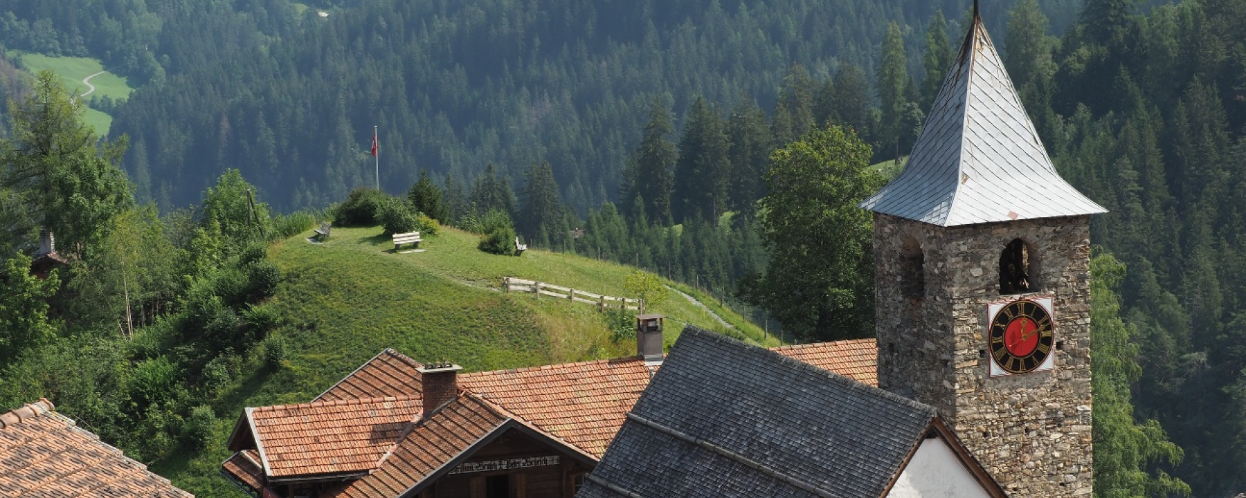 Der Aussichtspunkt Büel unterhalb vom Dorf