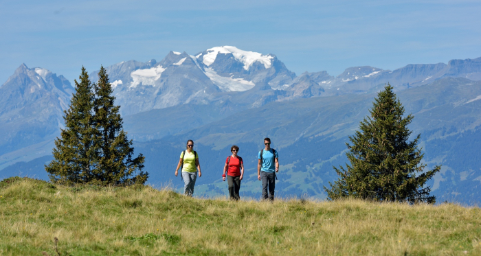 Wanderer im Gebiet Spundis, im Hintergrund der Tödi