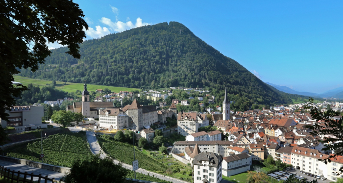 Churer Altstadt mit Hausberg Brambrüesch im Hintergrund