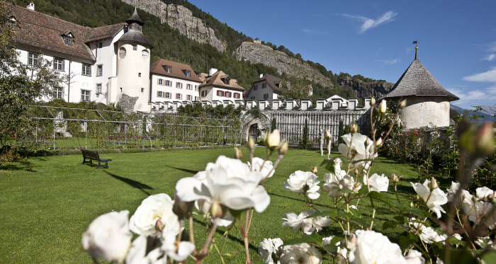 Schloss Haldenstein mit prächtigem Schlossgarten