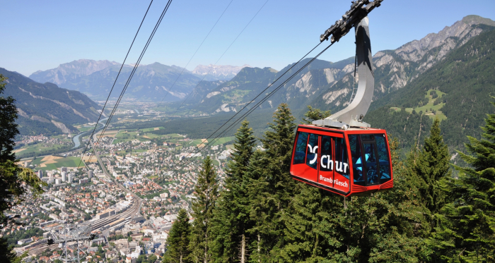 Chur Bergbahnen im Sommer mit Blick zur Stadt Chur und ins Rheintal