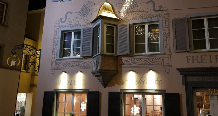 Hotel Freieck bei Nacht mit dem Goldenen Dach