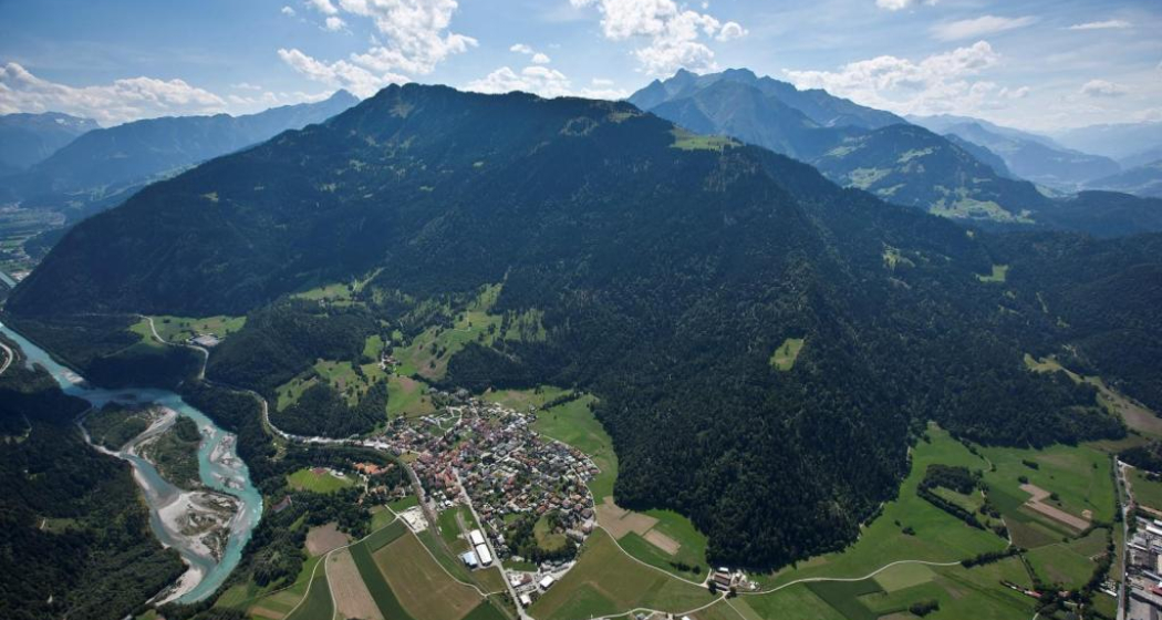 Blick auf Rhäzüns mit der Rhäzünser Alp oberhalb Blick auf Rhäzüns mit der Rhäzünser Alp oberhalb