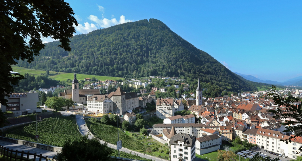 Churer Altstadt mit Hausberg Brambrüesch im Hintergrund Churer Altstadt mit Hausberg Brambrüesch im Hintergrund