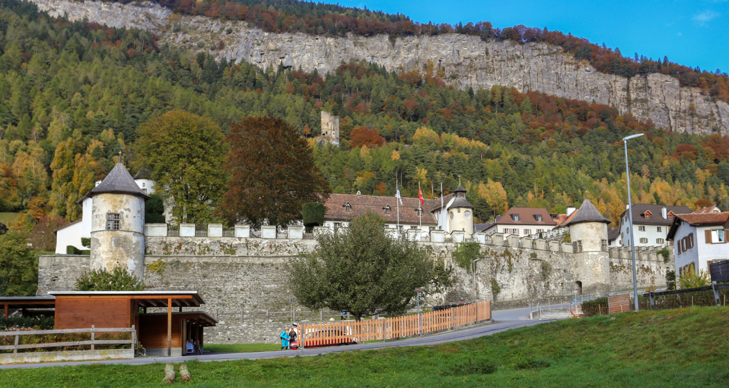 Haldenstein mit Schloss und Ruine im Hintergrund Haldenstein mit Schloss und Ruine im Hintergrund