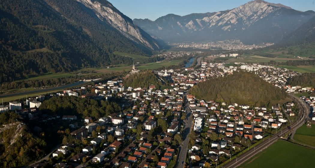 Domat/Ems mit Tumas und Blick ins Rheintal bis Chur