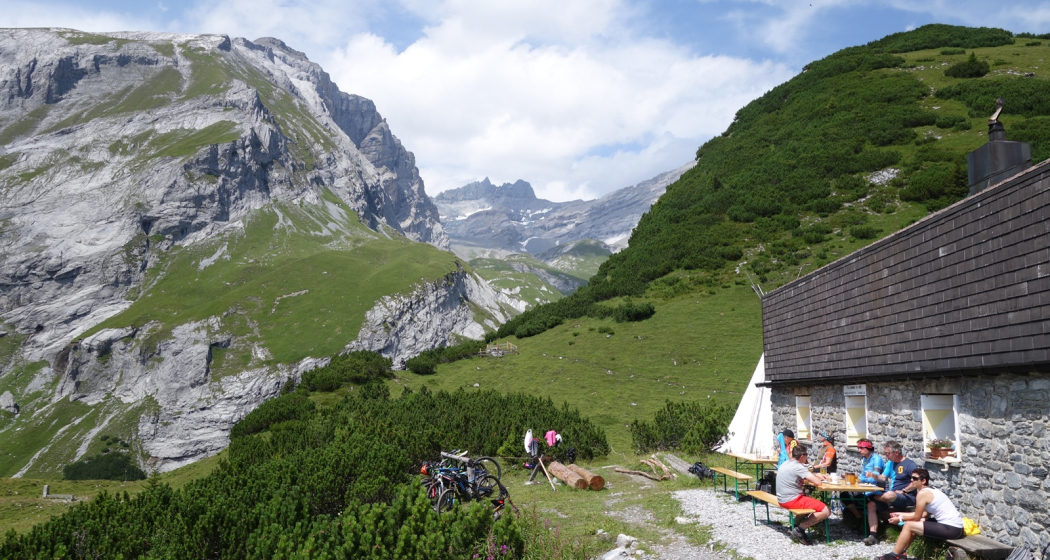 Ringelspitzhütte mit Blick zum Ringelspitz Gipfel Ringelspitzhütte mit Blick zum Ringelspitz Gipfel