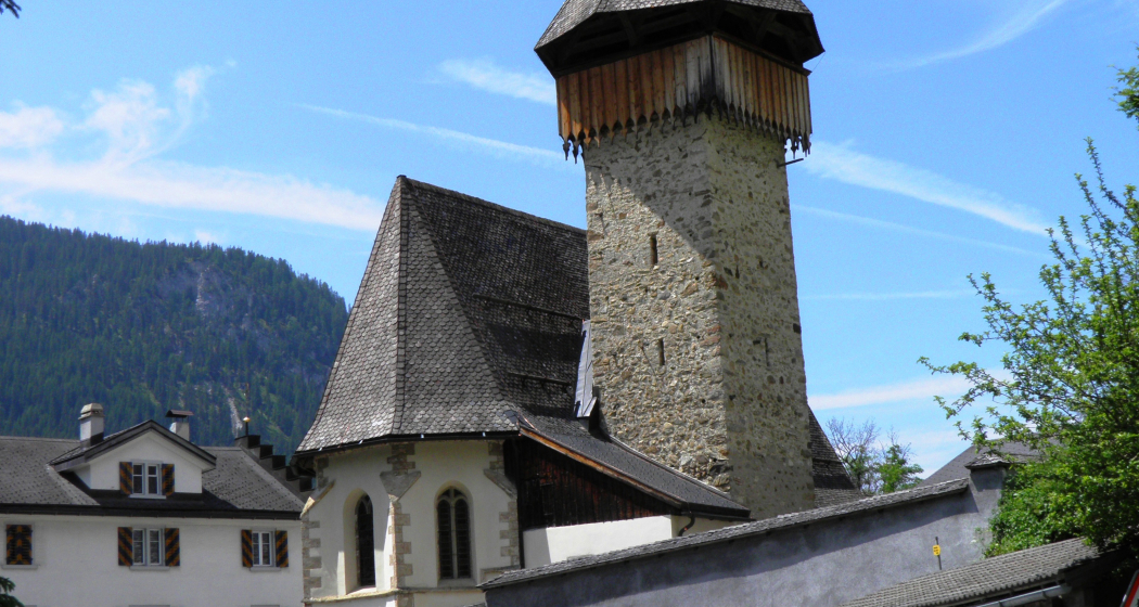 Kirche mit Wehrturm in Langwies
