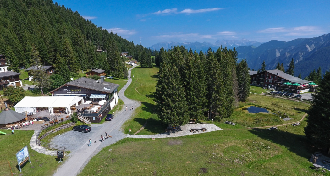 Brambrüesch im Sommer von oben mit Bergrestaurants und Moor Riedboden Brambrüesch im Sommer von oben mit Bergrestaurants und Moor Riedboden