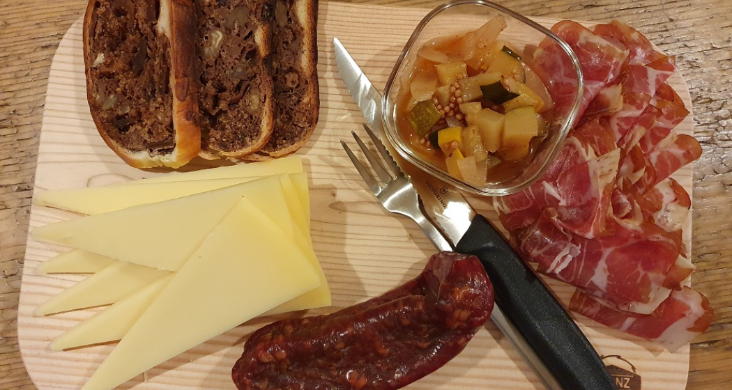 Feines Plättli in der Botschaft Safiental