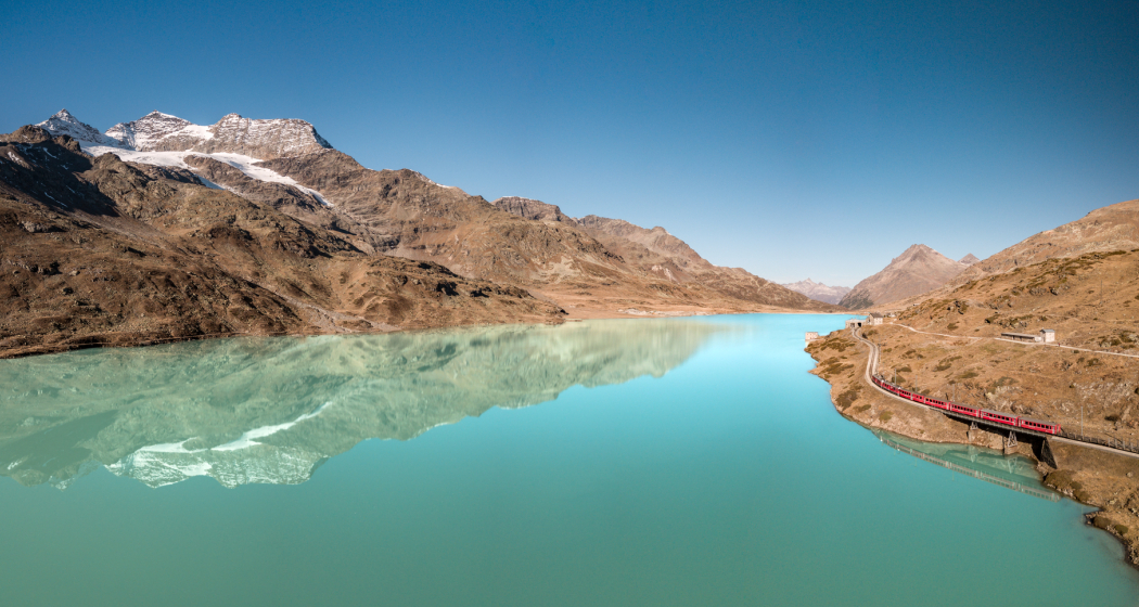 Regionalzug beim Lago Bianco