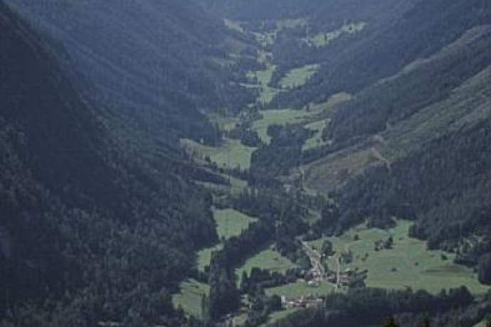 Das Dorf Vättis und der Kunkelspass von oben