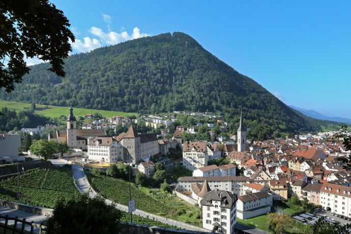 Churer Altstadt mit Hausberg Brambrüesch im Hintergrund