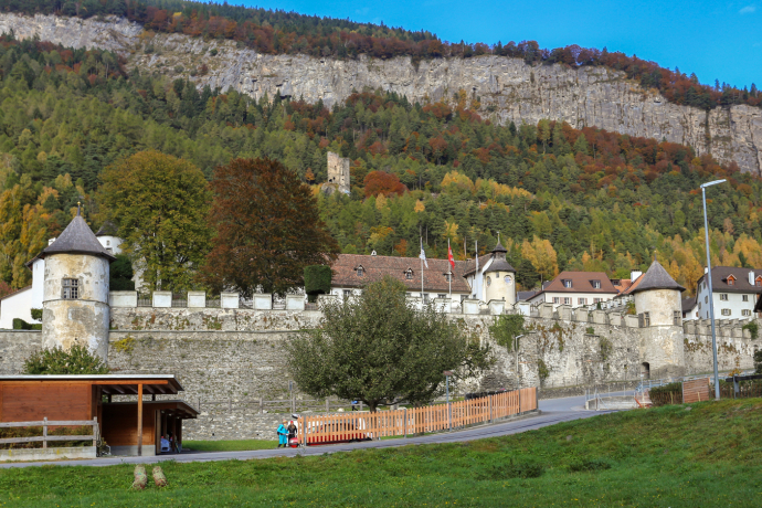 Haldenstein mit Schloss und Ruine im Hintergrund
