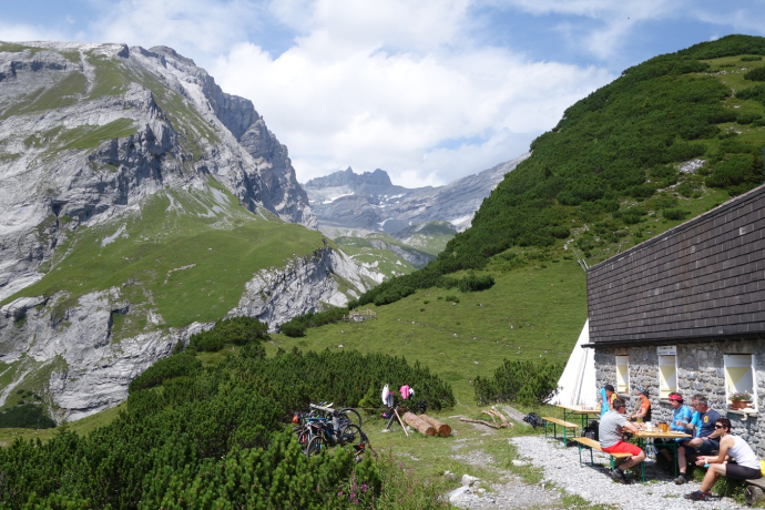Ringelspitzhütte mit Blick zum Ringelspitz Gipfel