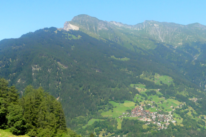 View of Maladers and the Montalin - the Fürhörnli is located directly at the tree line