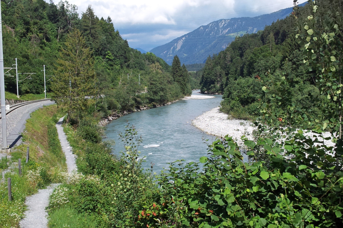 Wanderung zwischen Bahngleis und Rheinfluss