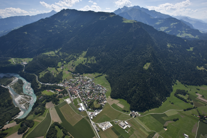 Rhäzüns mit dem Hinterrhein