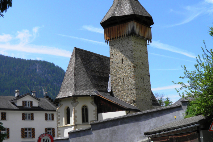 Kirche mit Wehrturm in Langwies