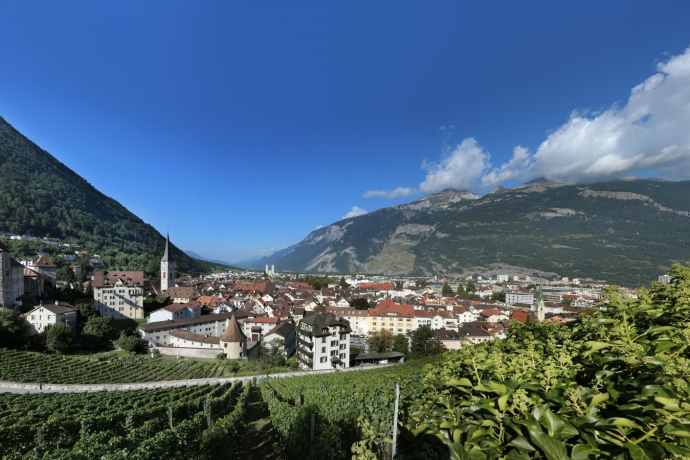 Alpenstadt Chur mit den Hausbergen Brambrüesch (links) und Calanda (rechts)
