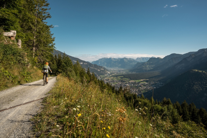 Abfahrt von Brambrüesch mit Blick ins Bündner Rheintal