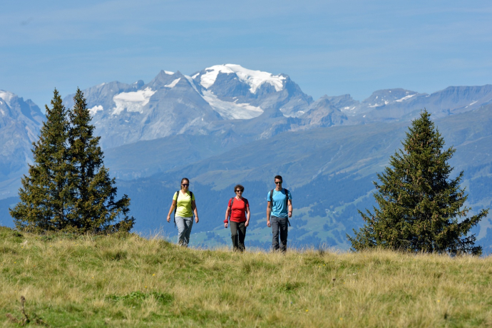 Wanderer im Gebiet Spundis, im Hintergrund der Tödi
