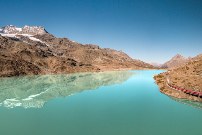 Regionalzug beim Lago Bianco