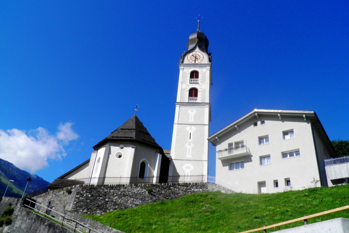 Sumvitg mit seiner von weither sichtbaren Kirche