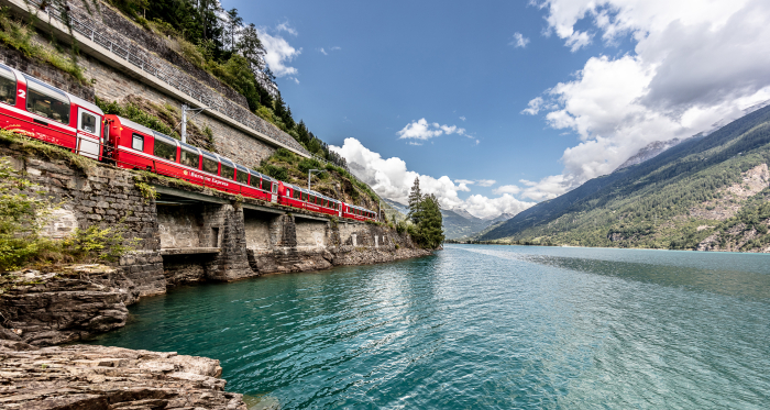 bahnreisen_sommer_berninaexpress_lagoposchiavo.jpg