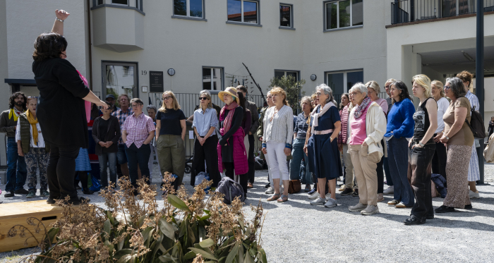 Chur jodelt gemeinsam mit Seraina Hartmann im Sennhof