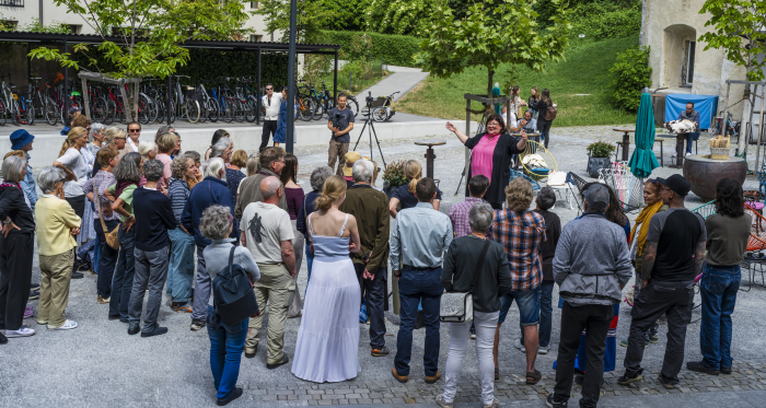 Chur jodelt gemeinsam mit Seraina Hartmann im Sennhof