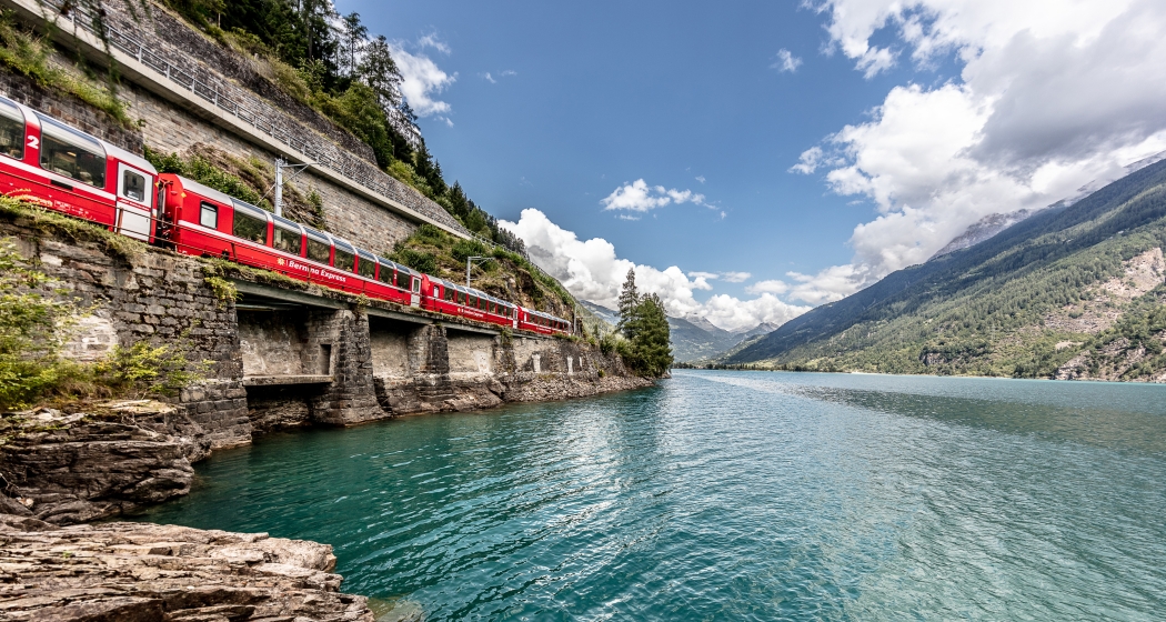bahnreisen_sommer_berninaexpress_lagoposchiavo.jpg
