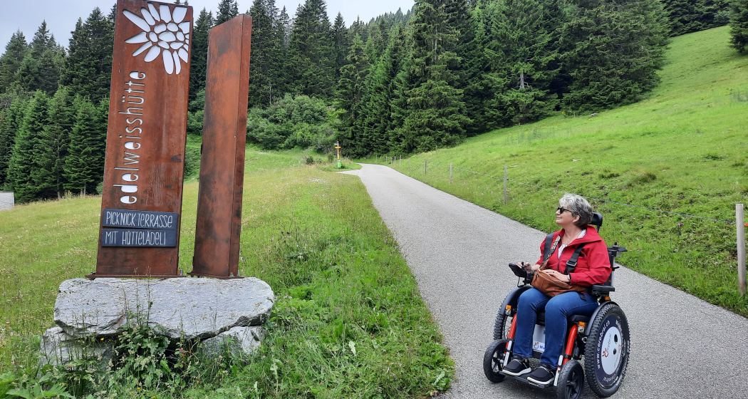 JST Mountain Drive Rundweg Edelweiss Frau im JST-Rollstuhl auf Brambrüesch