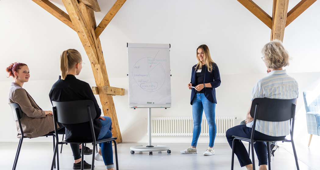 Workshop Mental Health (© PDGR) Eine Gruppe redet im Plenum mit Workshop-Leiterin