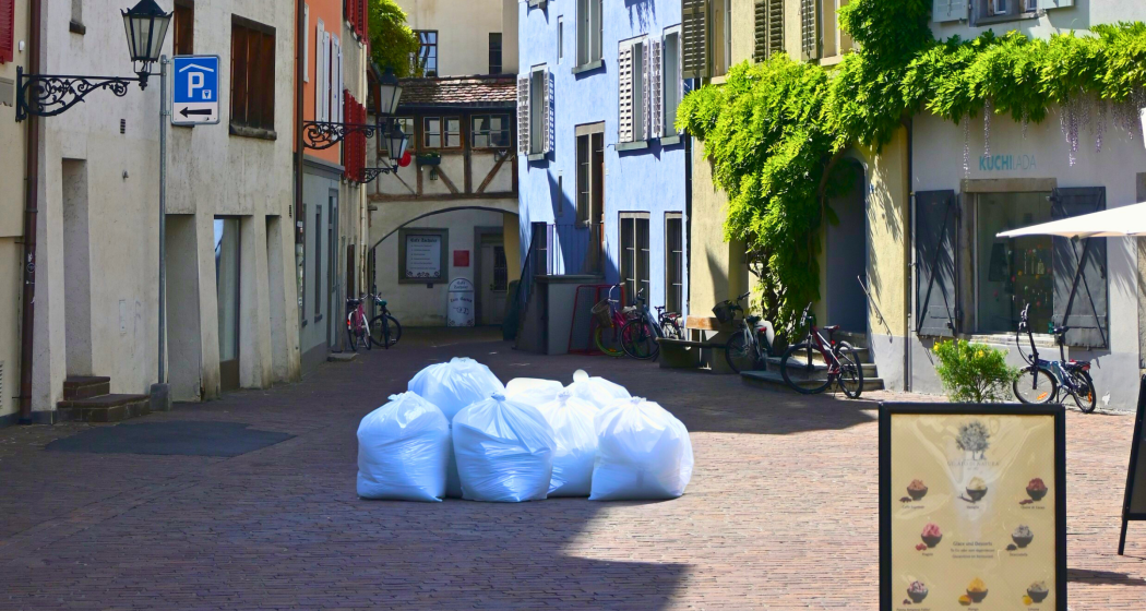 Clean Up Day Chur (© Chur Tourismus mit KI) Weisse, gefüllte Abfallsäcke auf dem Arcas Platz in Chur