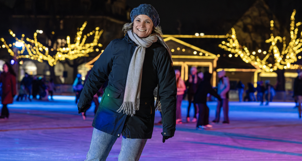 Frau auf dem Eisfeldquader